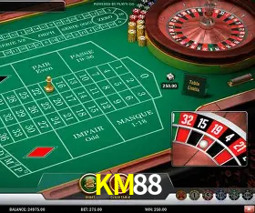 Escena dinámica inspirada en casino con iluminación KM88, cartas, fichas e íconos de juegos digitales en un espacio moderno de juegos.